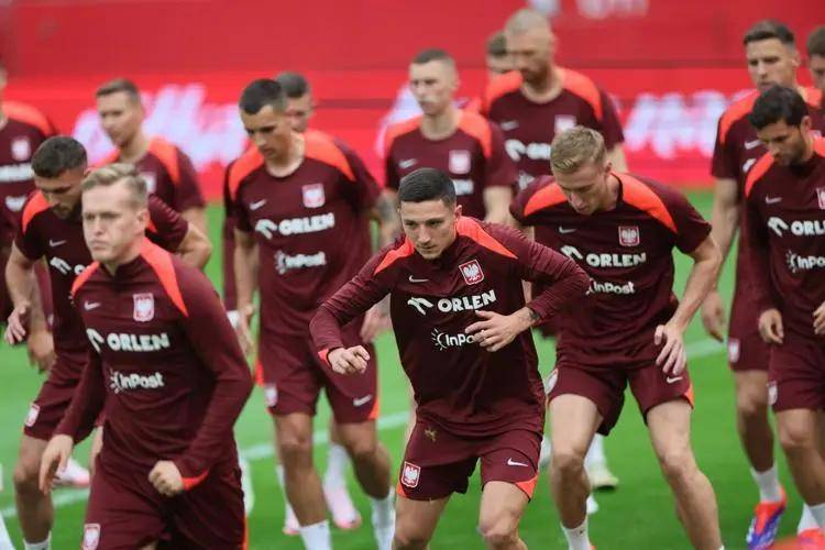 包含齐加尔尼领军斯佩齐亚，客场逼平维罗纳的词条