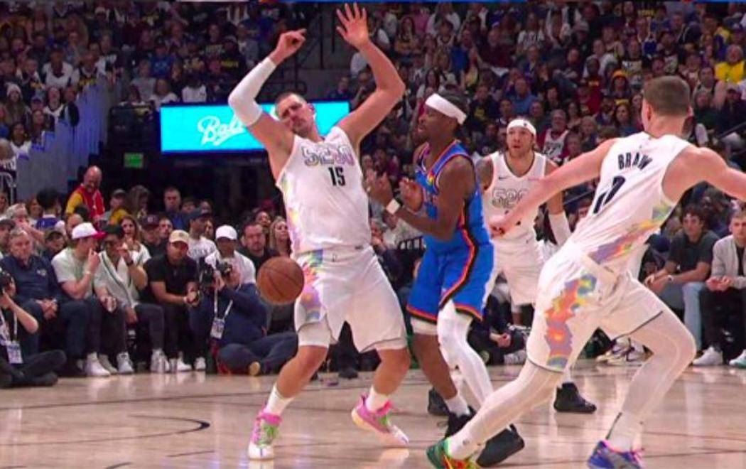 穆雷回归赛场,挺进下一轮首场状态亮眼,FPX观众沸腾! 穆雷回归赛场,挺进下一轮首场状态亮眼,FPX观众沸腾!